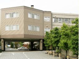 緑豊かな施設外観