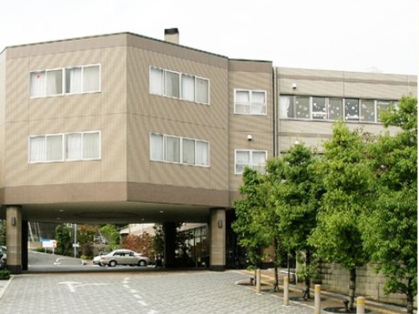 緑豊かな施設外観