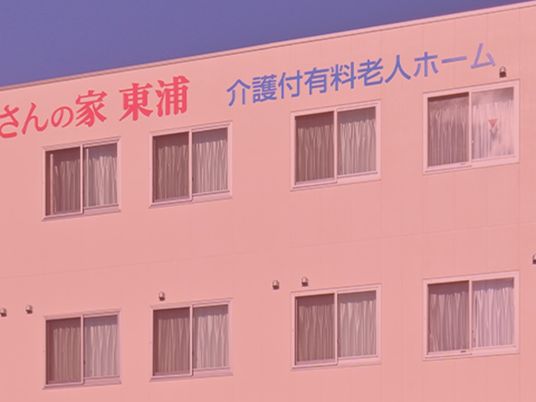 外観の窓が並ぶ建物  