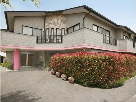 緑豊かな外観の建物