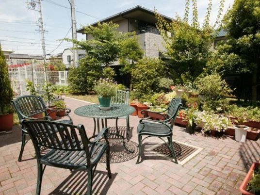 中庭の植物と家具