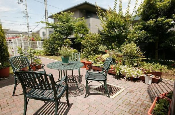 明るい空間の食堂風景