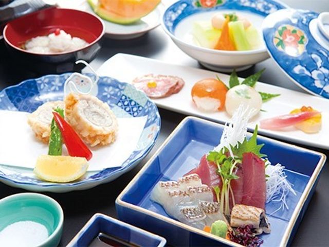 色とりどりの和食料理 食事 栄養バランスを考えた美しい和食料理が並び、食事の時間を豊かなものにしています。利用者の健康を支える美味しい料理をご提供しています。