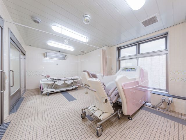 設備が整った浴室 浴室 広々とした空間で、車椅子を使ったまま入浴がしやすい設備が整っています。快適に利用できる環境です。