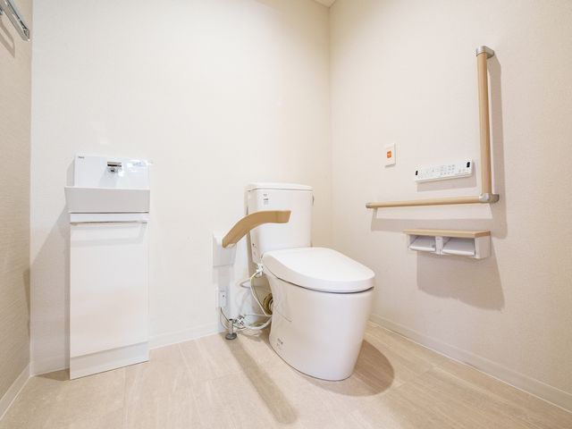 広く快適なトイレ トイレ 清潔で広々としたトイレです。手すりが設置されており、安全に利用できます。
