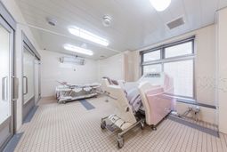 浴槽と手すりのある浴室
