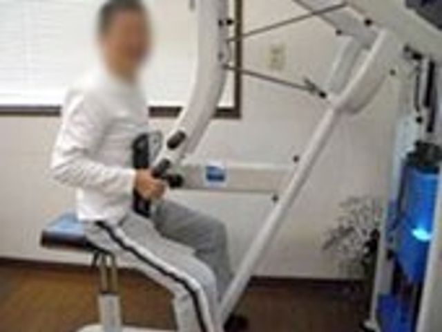 運動機器を使う人の様子 機能訓練室 自然光が差し込む空間で、トレーニング機器を求職者が試用している場面です。