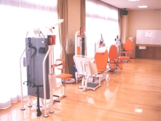訓練器具が並ぶ明るい部屋