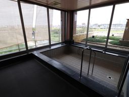 広々とした明るい浴室