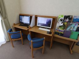 情報コーナーの机と椅子