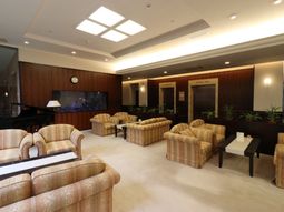 応接セットとピアノのラウンジ