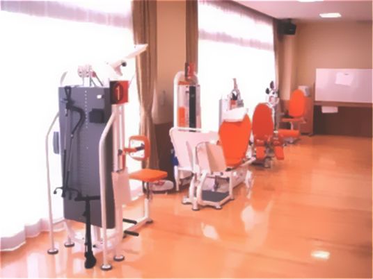 訓練器具が並ぶ明るい部屋