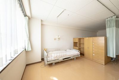 窓際のベッドと収納の居室  