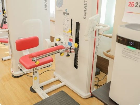 機能訓練機器のある室内  