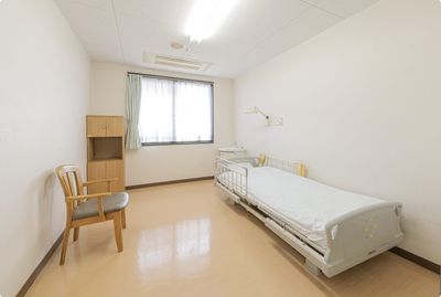 ベッドと椅子がある居室