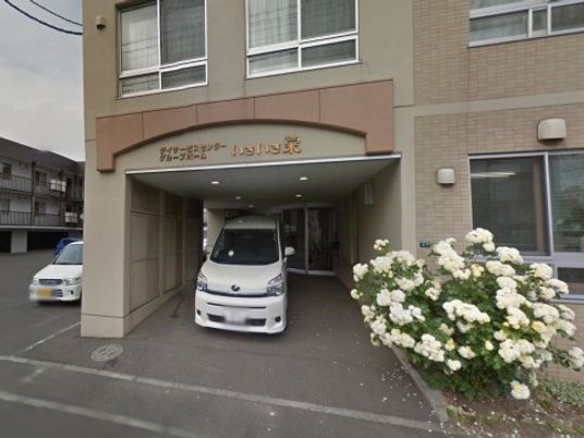 明るいエントランス外観