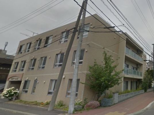 外のビルと緑