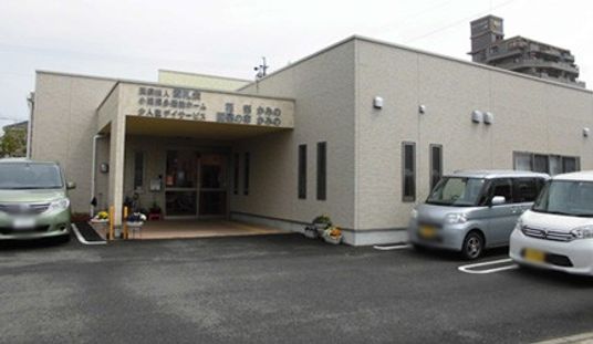 駐車場のある建物外観