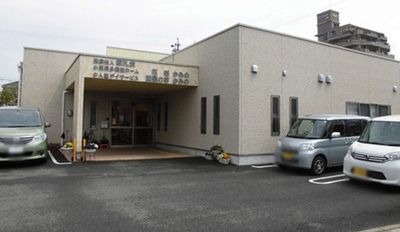 駐車場のある建物外観