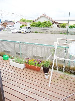 花々とウッドデッキの庭