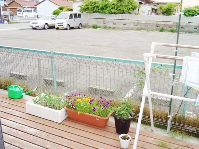 花々とウッドデッキの庭 庭 手入れされた色とりどりの花々が植えられたウッドデッキ。開放的な雰囲気で、屋外でのひと時をお楽しみいただけます。