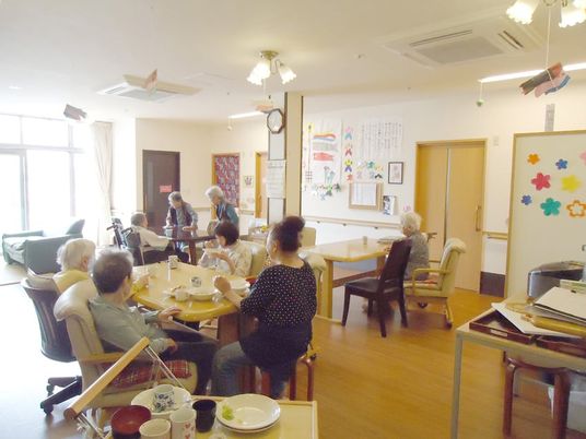 居室で過ごす人々