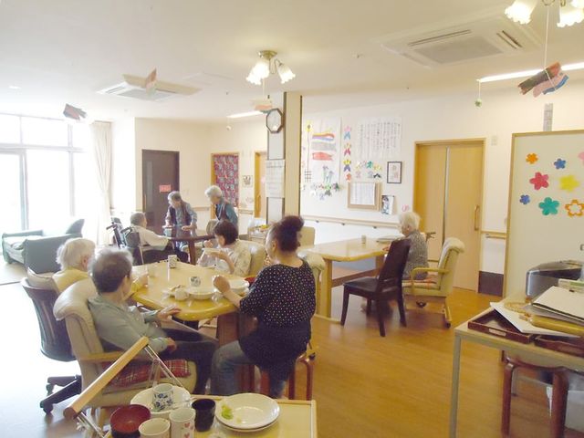 居室で過ごす人々 ラウンジ ゆったりとした椅子に座り、明るいラウンジでおしゃべりや趣味を楽しむ方々の様子が伝わります。
