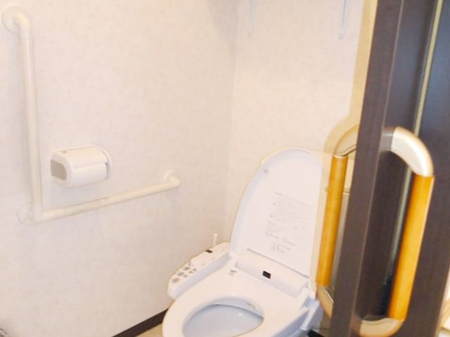 手すり付き清潔なトイレ トイレ 手すりが設置された清潔感溢れるトイレです。安全に配慮された設計で、安心してお使いいただけます。