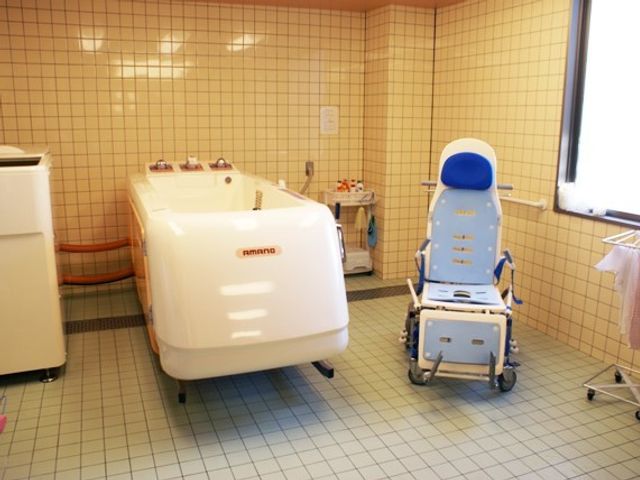 清潔感のある浴室設備 浴室 広々としたスペースが確保された快適な浴室です。安全に配慮された設備が整っており、心地よいバスタイムをサポートします。
