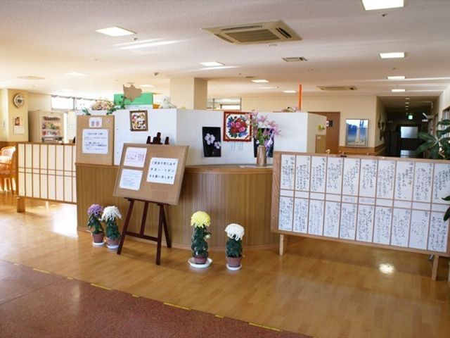 応対スペースのあるロビー 館内 温かみのあるロビーでは、花や掲示物に彩られた応対スペースがお出迎え。明るく開放的な雰囲気で日々の業務が行えます。