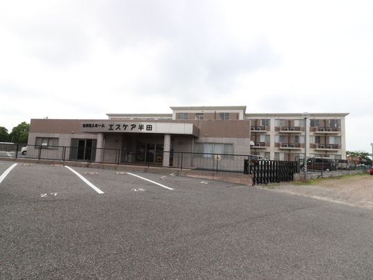 明るい外観の施設エントランス