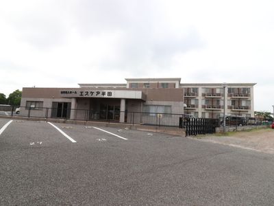 明るい外観の施設エントランス