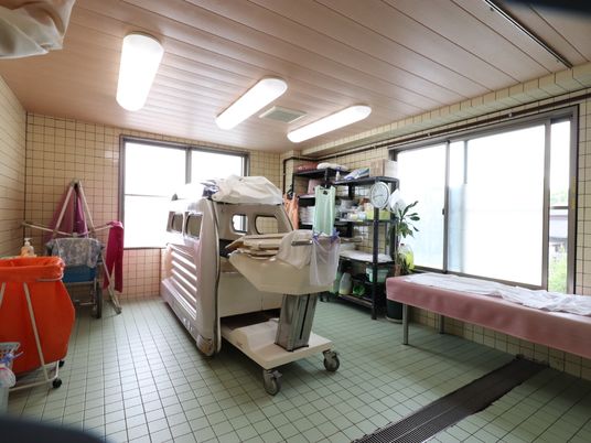 明るい浴室の一角