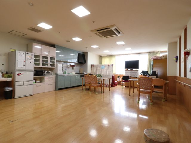 共用スペースの様子 テレビ キッチンが備わった、ゆったりした共有リビングは、皆様が日々の交流を深める場所です。自然光が差し込む窓側では、穏やかな時間をお過ごしいただけます。