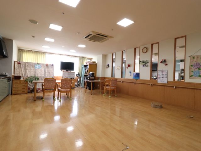 明るい居間の様子 リビング ゆったりとした居間は、テレビや観葉植物が置かれ、リラックスできる空間になっています。居心地の良さを大切にしております。