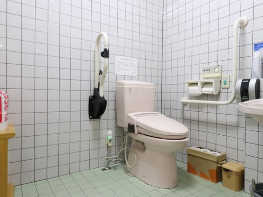 バリアフリー設計のトイレ