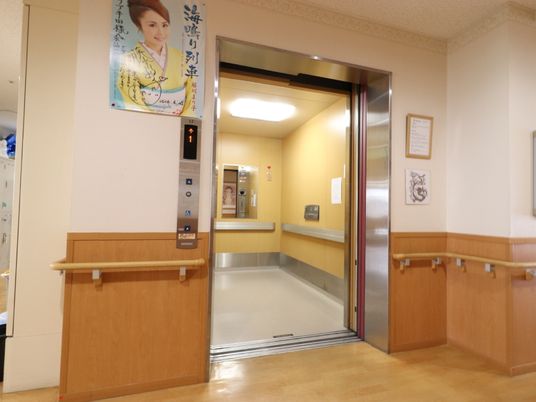 安全なエレベーター前