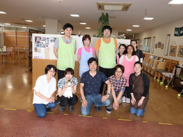 笑顔のスタッフ集合写真 スタッフ 活気に満ちたスタッフがお出迎え。あたたかな雰囲気のこの場で働く喜びを感じていただけるでしょう。