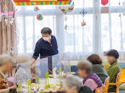 明るい食堂の様子