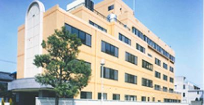 明るい外観の建物