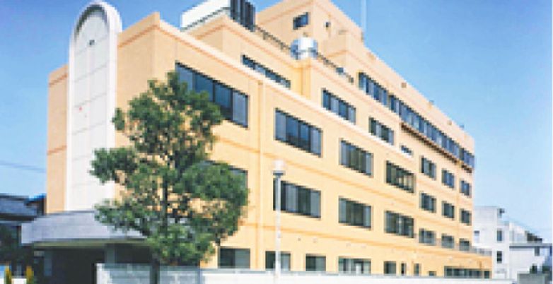 明るい外観の建物