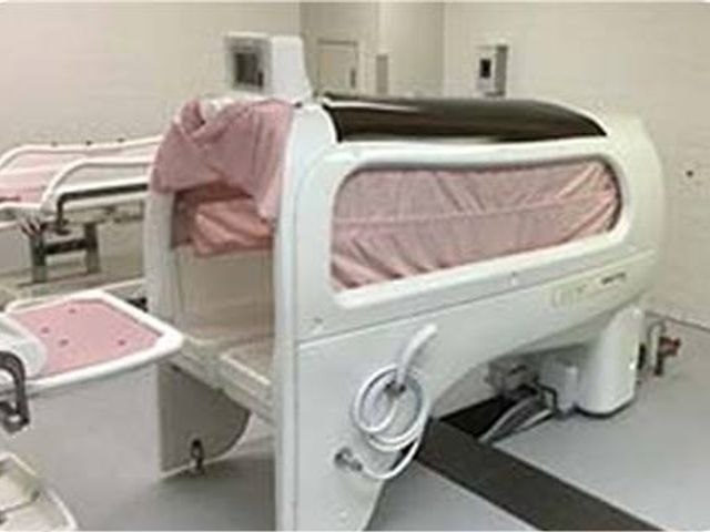 介護用浴室の機器 浴室   介助しやすい機器が備わった浴室です。清潔感があり、入浴時の安心感につながりそうです。