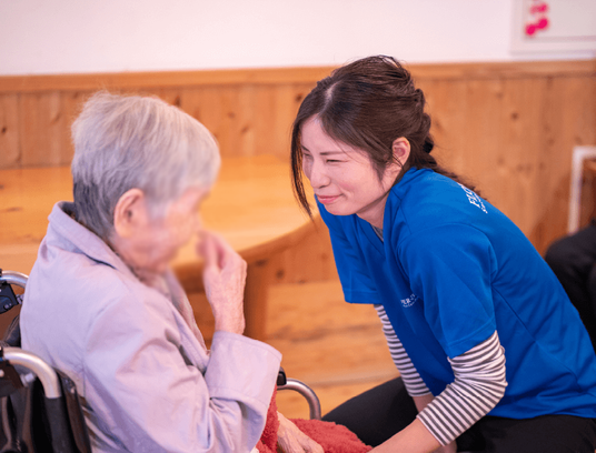 介護士が利用者と交流