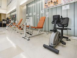 運動器具が並ぶ施設内