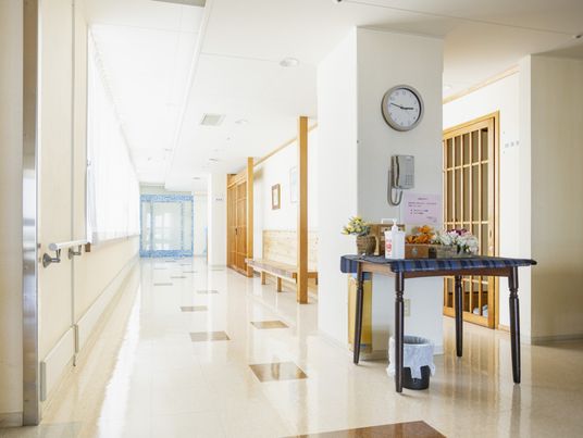 光が差し込む廊下