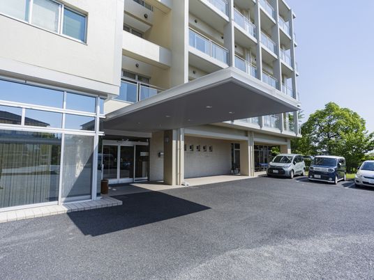 開放感ある建物のエントランス