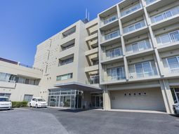 広いエントランスの建物