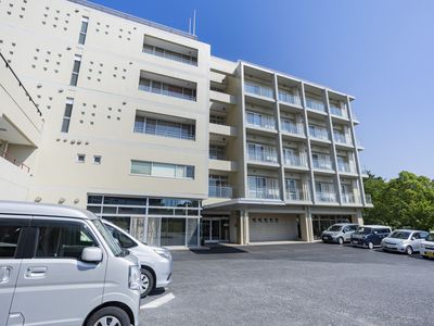 駐車場がある建物外観