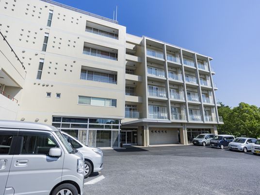 駐車場がある建物外観