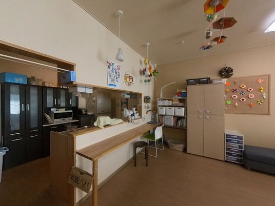 笑顔のスタッフと居室